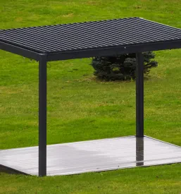 Sodobna bioklimatska pergola s črnim aluminijastim okvirjem in lamelno streho, postavljena na zeleni trati.