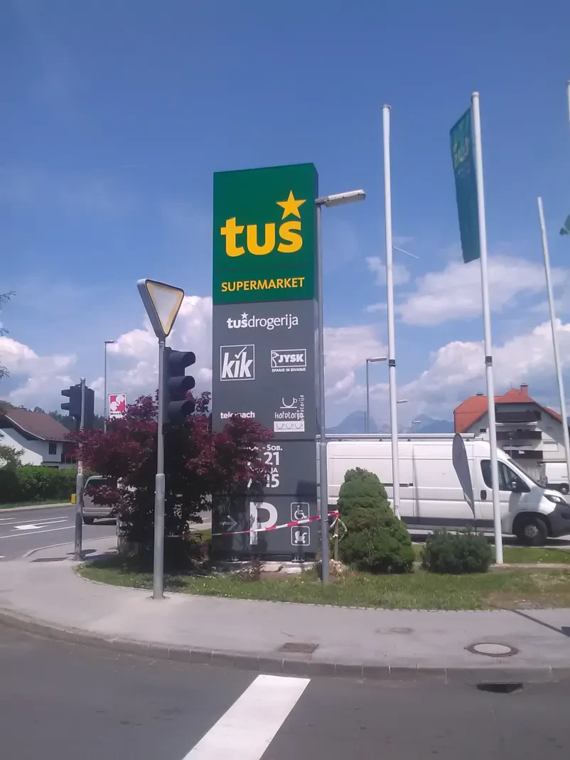 Prenova in montaža totema Tuš na zunanji lokaciji Delavec pregleduje prenovljen totem Tuš na zunanji lokaciji. Celostna storitev prenove in montaže reklamne tehnike.