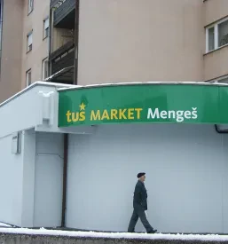 Velik zunanji pano, pritrjen na fasadi objekta. Služi kot učinkovita reklamna tabla za oglaševanje podjetja.