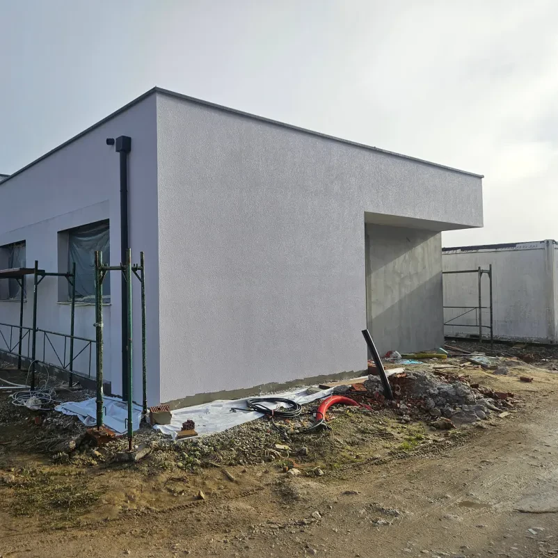 Svetla in moderna dnevna soba v stanovanju Prostorna in svetla dnevna soba z balkonom v sodobnem stanovanju, kar poudarja Kvalitetna izvedba stanovanj na ključ Štajerska.