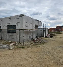 Elegantna kopalnica s sodobno opremo, stenskimi ploščicami in naravno svetlobo, ki ustvarja sproščujoče okolje.