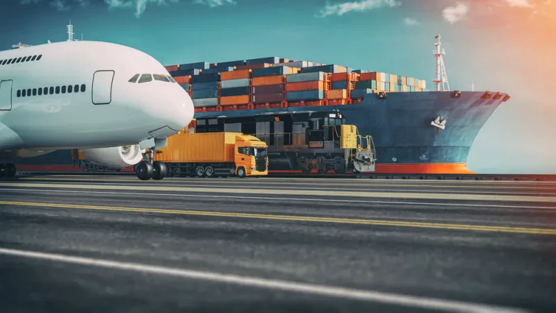 Digitalna ponazoritev, ki prikazuje celovitost globalnega transporta blaga z vključitvijo tovornjaka, kontejnerske ladje in letala.