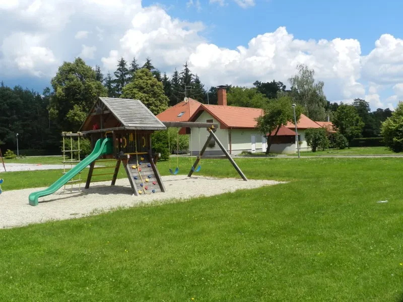 Zunanje igrišče za rekreacijo in zabavo Razgled na zeleno zunanje območje z igriščem, idealno za športne aktivnosti in preživljanje prostega časa.