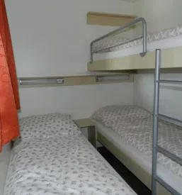 Prikaz sodobne, čiste in funkcionalne kopalnice, ki zagotavlja udobje med bivanjem v počitniških enotah.