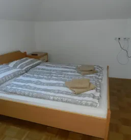 Svetel in prostoren skupni salon z udobnimi sedeži, idealen za sprostitev in druženje gostov v Mladinski dom Hodoš.