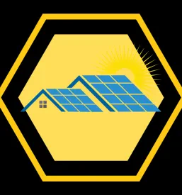 Sodoben dom z nameščenimi solarnimi paneli na strehi, ki izkoriščajo sončno energijo za zmanjšanje stroškov elektrike.
