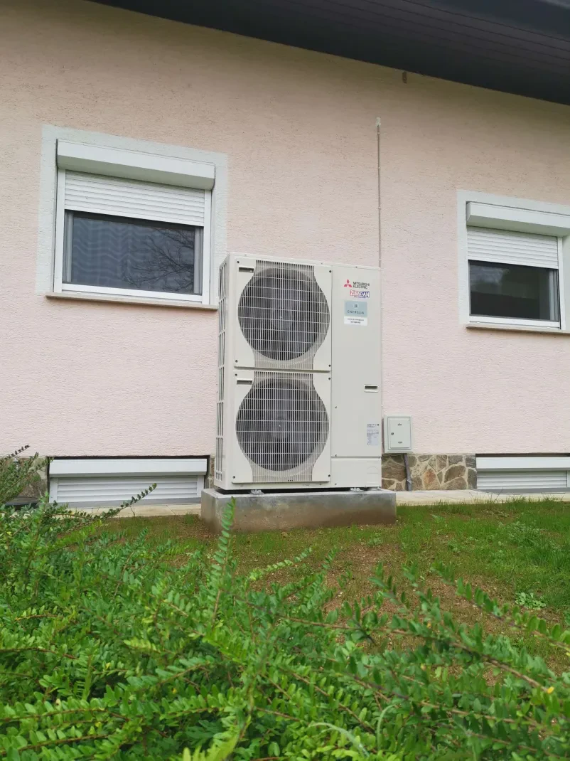 Delavec med montažo sončnih panelov na strehi Izkušeni monter namešča sončne panele na streho hiše. Strokovna montaža sončnih elektrarn Slovenija za zanesljivo delovanje.