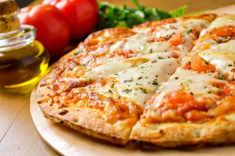 Klasična pica Margherita Osvežujoča in preprosta pica Margherita s svežimi paradižniki, mozzarello in baziliko. Odkrijte najboljše pizze Žiri, okolica, ki so vedno pripravljene s kakovostnimi sestavinami.