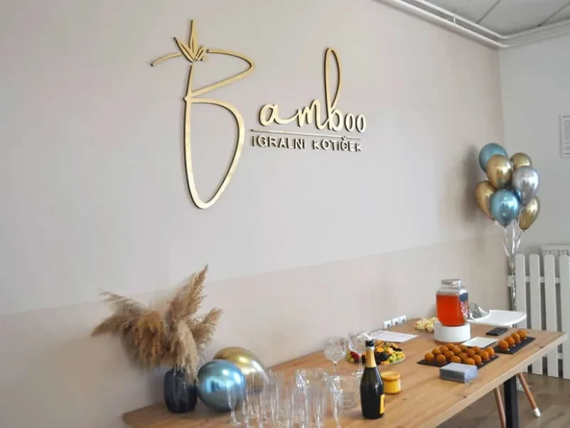 Rojstnodnevna zabava z baloni in veselimi otroki Otroci se z veseljem družijo ob mizi z barvitimi baloni in prazničnim prtom, kar pričara popoln najem igralnice za praznovanja Žalec.