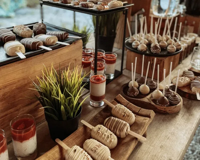 Elegantna postavitev za catering Elegantna postavitev jedi za catering dogodek, idealna za Najem restavracije za dogodke do 150 oseb Dolenjska.