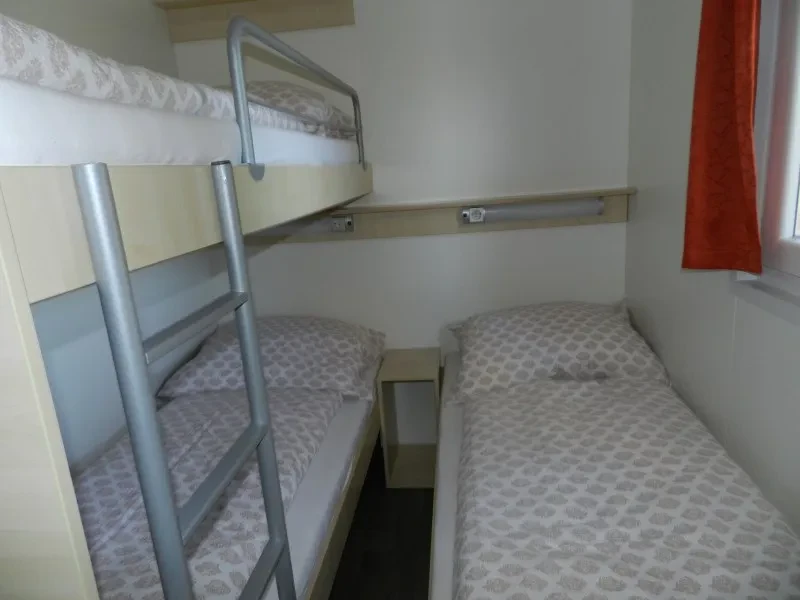 Zunanji pogled na glavni vhod mladinskega doma Sodoben in privlačen glavni vhod v mladinski dom, ki ponuja udobne možnosti za Oddaja počitniških enot Pomurje.
