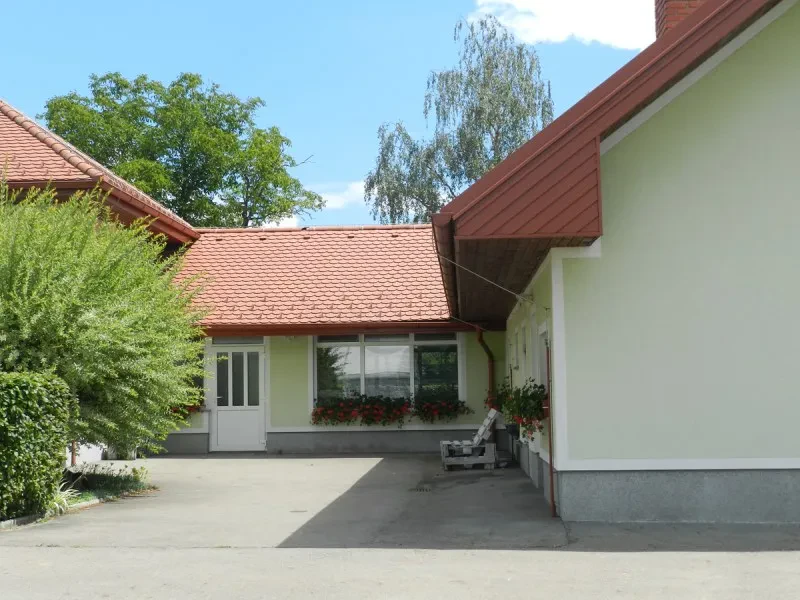 Prostorna skupna kuhinja z jedilnico za goste Svetla in prostorna skupna kuhinja z jedilnico, opremljena za pripravo obrokov v počitniški nastanitvi.
