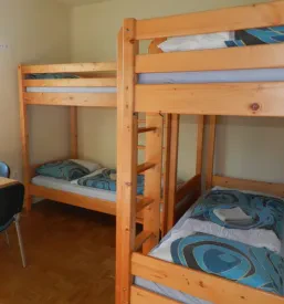 Prijeten in moderno opremljen skupni prostor z udobnimi sedeži za sproščanje in druženje gostov zavoda.