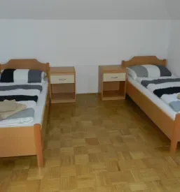 Čista in funkcionalna kopalnica s tušem, umivalnikom in straniščem, ki je na voljo vsem gostom doma.