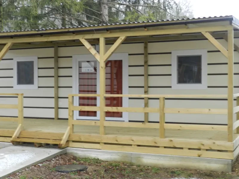 Mlada skupina raziskuje naravno okolico Hodoša Mlada skupina prijateljev uživa v sprehodu po zeleni okolici Hodoša, idealno za Oddaja počitniških enot Pomurje.
