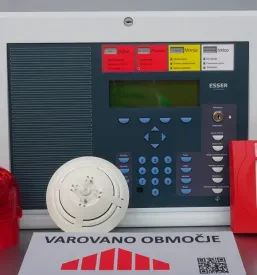 Prikaz komponent sodobnega požarnega alarmnega sistema. Za učinkovito požarno varovanje Podravska so te komponente bistvene.