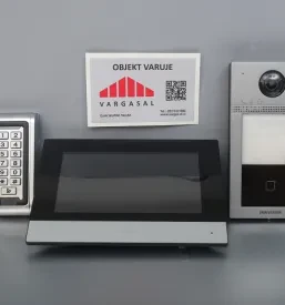 Sodoben video domofonski sistem z zaslonom na dotik in kamero. Omogoča varen nadzor vhoda in je del tehničnega varovanja.