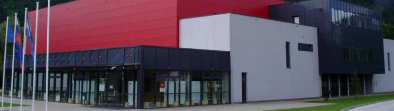 Notranjost športne dvorane Kočevje Sodobna notranjost večnamenske dvorane Kočevje, primerna za košarko, rokomet in druge dvoranske športe ter prireditve.