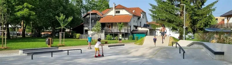 Skate park Gaj Kočevje Moderno oblikovan skate park Gaj Kočevje, opremljen z rampami in ovirami za deskarje. Priljubljen za mlade in adrenalinske športnike.