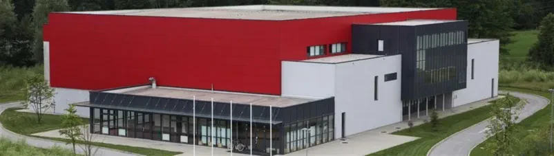 Glavna športna dvorana Kočevje Panoramski posnetek velike športne dvorane v Kočevju. Pportni objekti Kočevje so ključni za številne športne aktivnosti in prireditve.