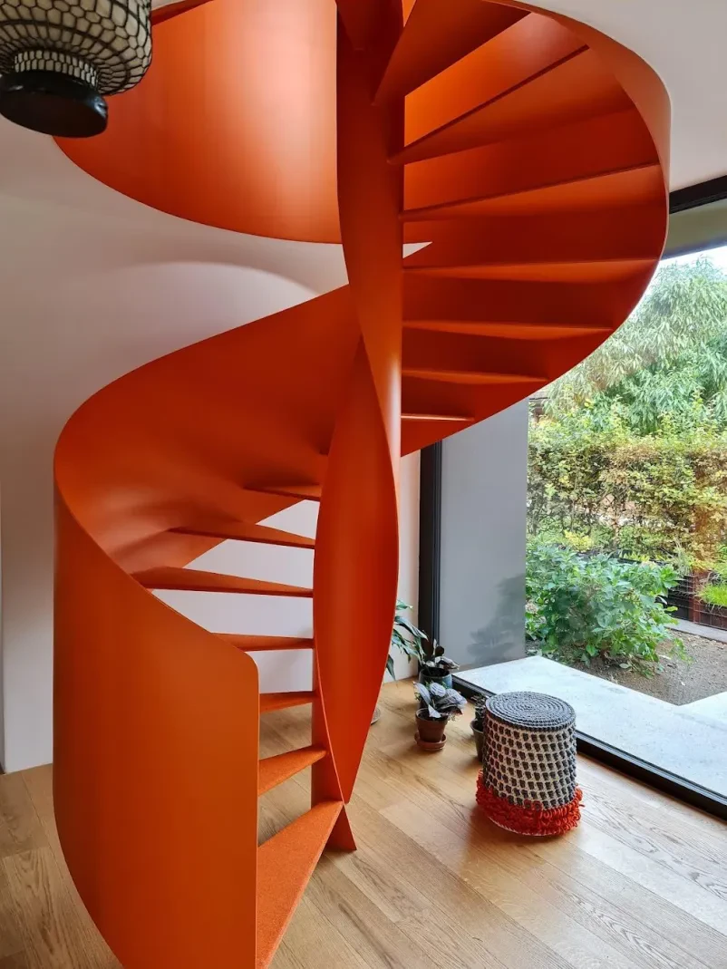 Upravljanje stroja za obdelavo kovin Delavec z rokavicami upravlja specializiran industrijski stroj. Zagotavlja visoko natančnost pri obdelavi kovinskih elementov in montaži.
