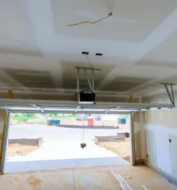 Prazna in urejena garaža z novimi suhomontažnimi stenami in vgrajenimi vrati. Čist prostor, pripravljen za takojšnjo uporabo.
