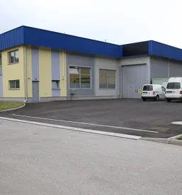 Pregled sodobne delavnice MODB s stroji za obdelavo in montažo, kjer se uporabljajo tudi Kolver industrijski električni vijačniki.