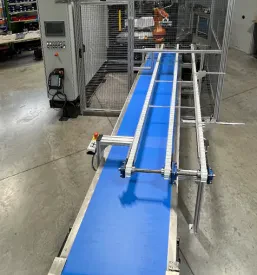 Delavec natančno sestavlja komponente z ergonomskim Kolver industrijskim električnim vijačnikom, kar prikazuje učinkovitost dela.