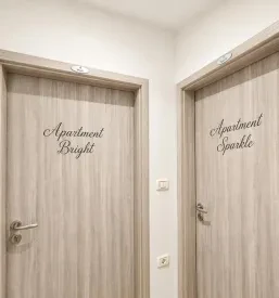 Vrata na hodniku v dveh ločenih sobah v apartmaju za najem v Kopru.
