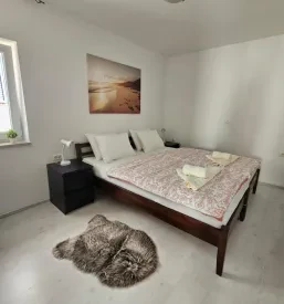 Zakonska postelja v spalnici v apartmaju za 4 osebe v Kopru.