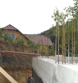 Izgradnja betonskega zidu in priprava terena na parceli, kjer bo potekala gradnja objekta.