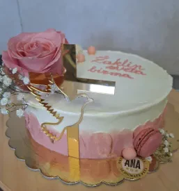 Torta z okrasnim cvetjem, ki je bila pripravljena po naročilu za praznovanje v Novi Gorici.