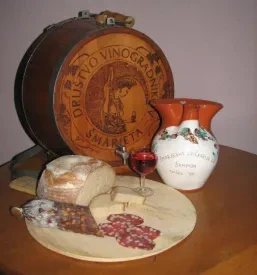 Malica na ocenjevanju vina z Dolenjske, na katerem so sodelovali tudi člani Društva vinogradnikov Šmarjeta.