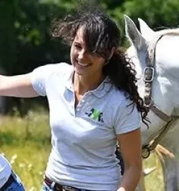 Konj s prevezo na očesu po veterinarskem pregledu na terenu.