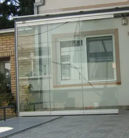 Zastekljen prostor pred vhodom v hišo