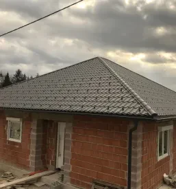 Nova siva strešna kritina na novogradnji, družinski hiši na Podravskem.