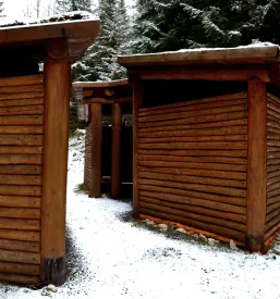 Manjše lesene lope v snegu