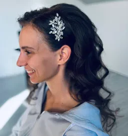 Stranka v frizerskem salon po koncu postopka keratinskega ravnanja dolgih las.