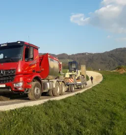 Podjetje asfaltira cesto, na kateri so pred tem potekala gradbena dela in priprava terena.