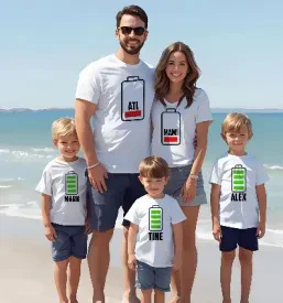 Različne majice s potiskanimi motivi prikazujejo možnosti izdelave personaliziranih oblačil v Sloveniji.