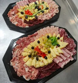 Catering ponudba z mesom, hobotnico in okusnimi prilogami.
