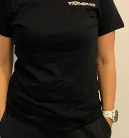 Stopnice v vhodu v fitnes z motivacijskim izrekom za vadeče.