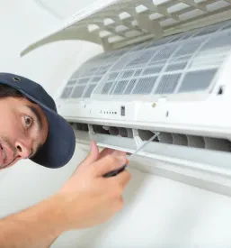 Priklop nove klimatske naprave, električar preverja nastanitve pred predajo klimatske naprave v uporabo.