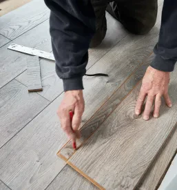 Polaganje talnih oblog, ki ga izvaja izkušen delavec v Ljubljani.