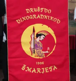 Zastava z logotipom društva vinogradnikov Šmarjeta na Dolenjskem.