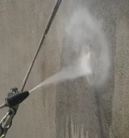 Visokotlačno čiščenje fasade v okviru sanacije večstanovanjskih objektov.