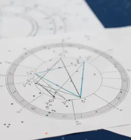 Papirji s skicami izvedene astrološke analize v okviru astrokartografije.