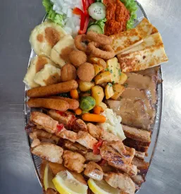 Sočno pripravljeno meso s prilogami za catering.