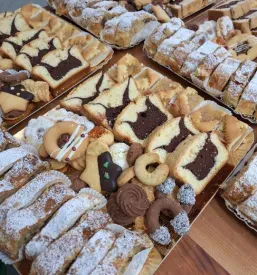 Velika izbira drobnega peciva in piškotov, ki so po naročilu pripravljeni za poročno slavje.