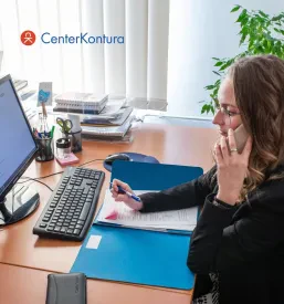 Zaposlena v kadrovski agenciji za zaposlovanje opravlja delo na računalniku.